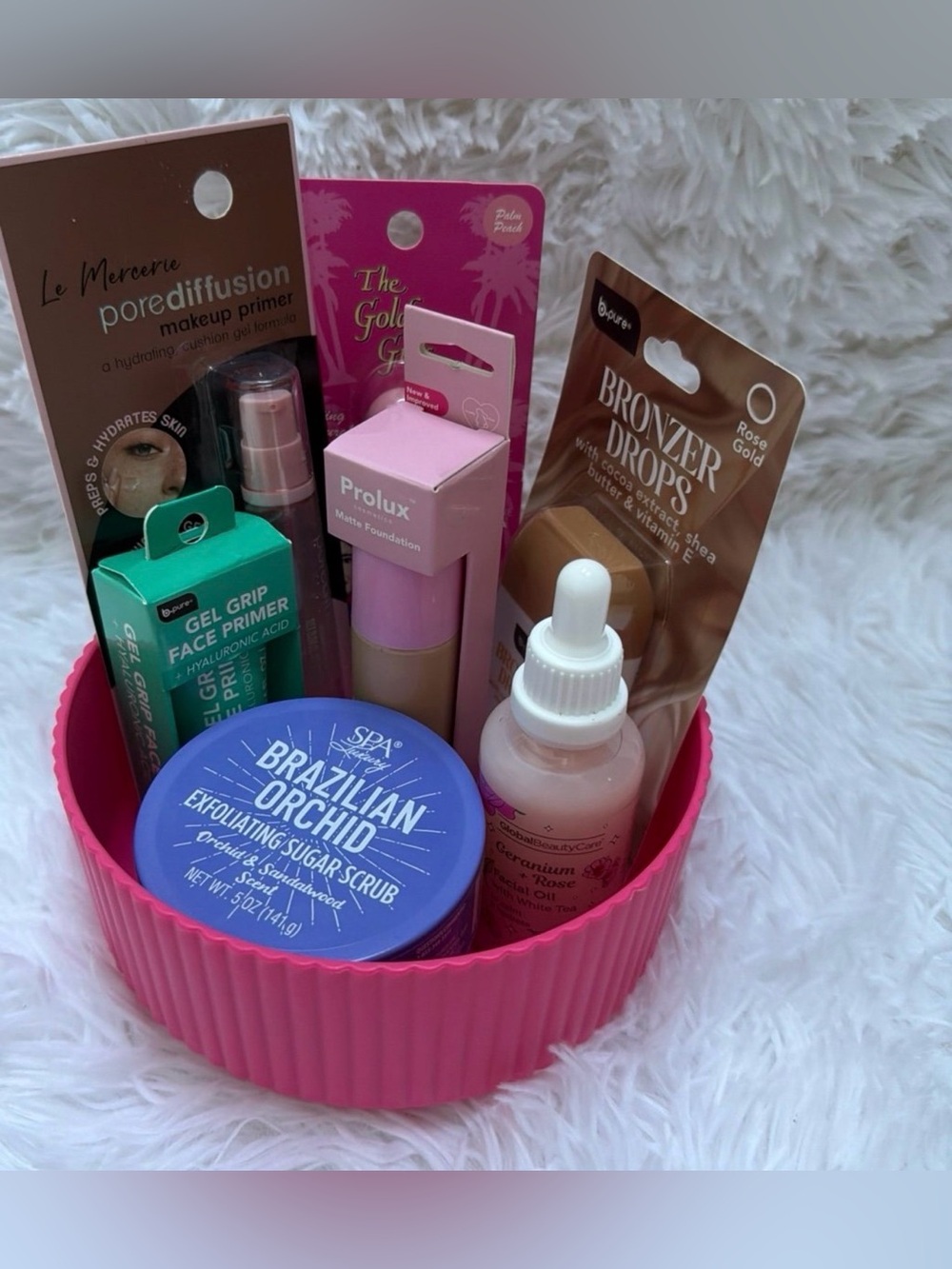 Banquet of 7 different products for makeup and the vase
